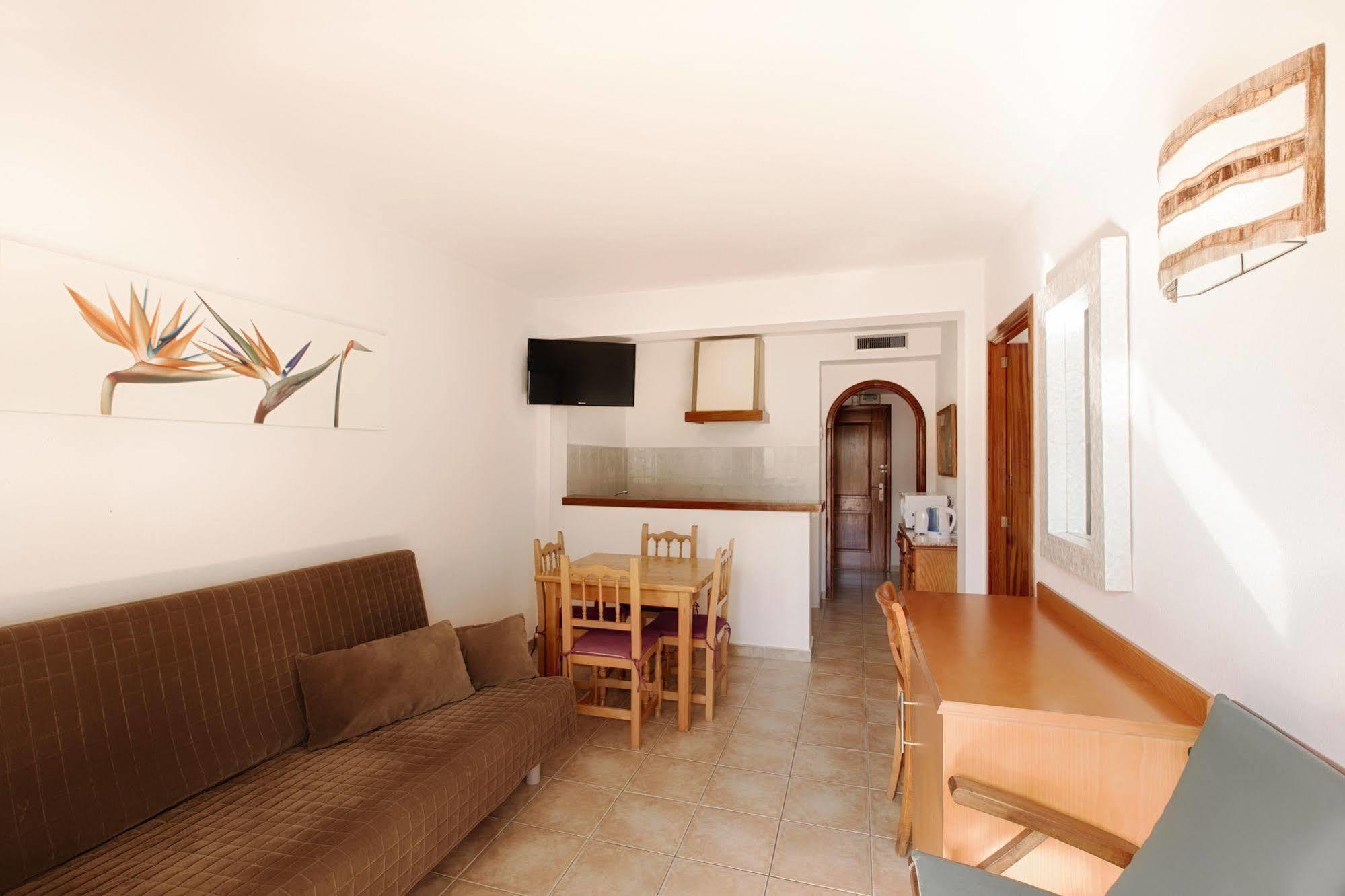 Apartamentos Colomar Санта-Эулалия-дель-Рио Экстерьер фото