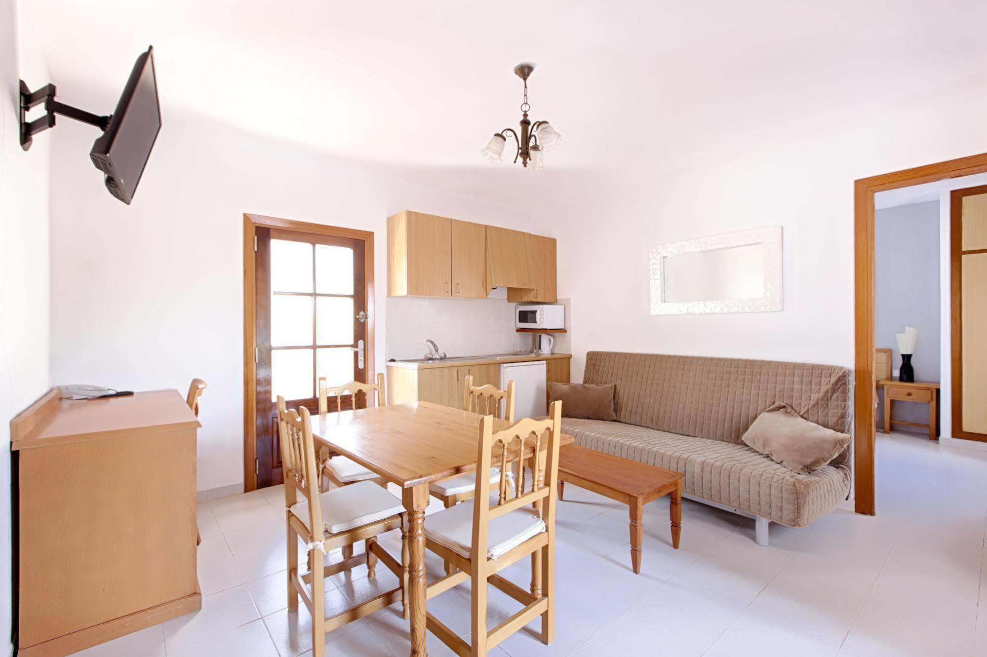 Apartamentos Colomar Санта-Эулалия-дель-Рио Экстерьер фото