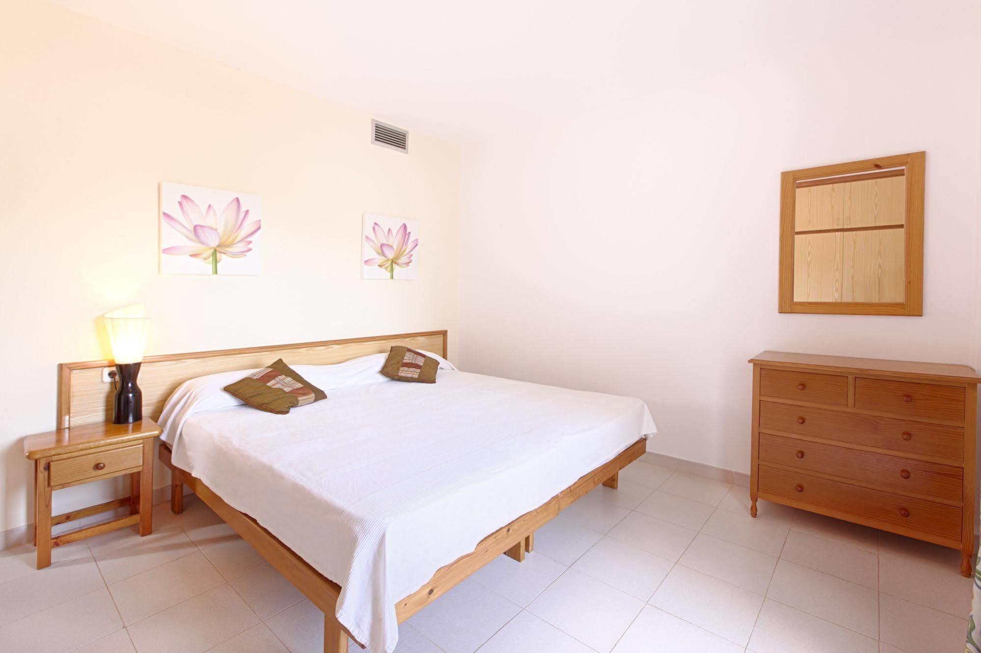 Apartamentos Colomar Санта-Эулалия-дель-Рио Экстерьер фото